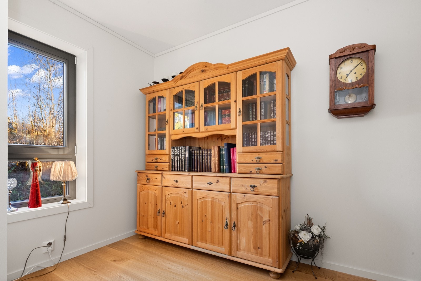 Også her er det parkett på gulvet og vinduer som gir godt med dagslys. Galleribilde