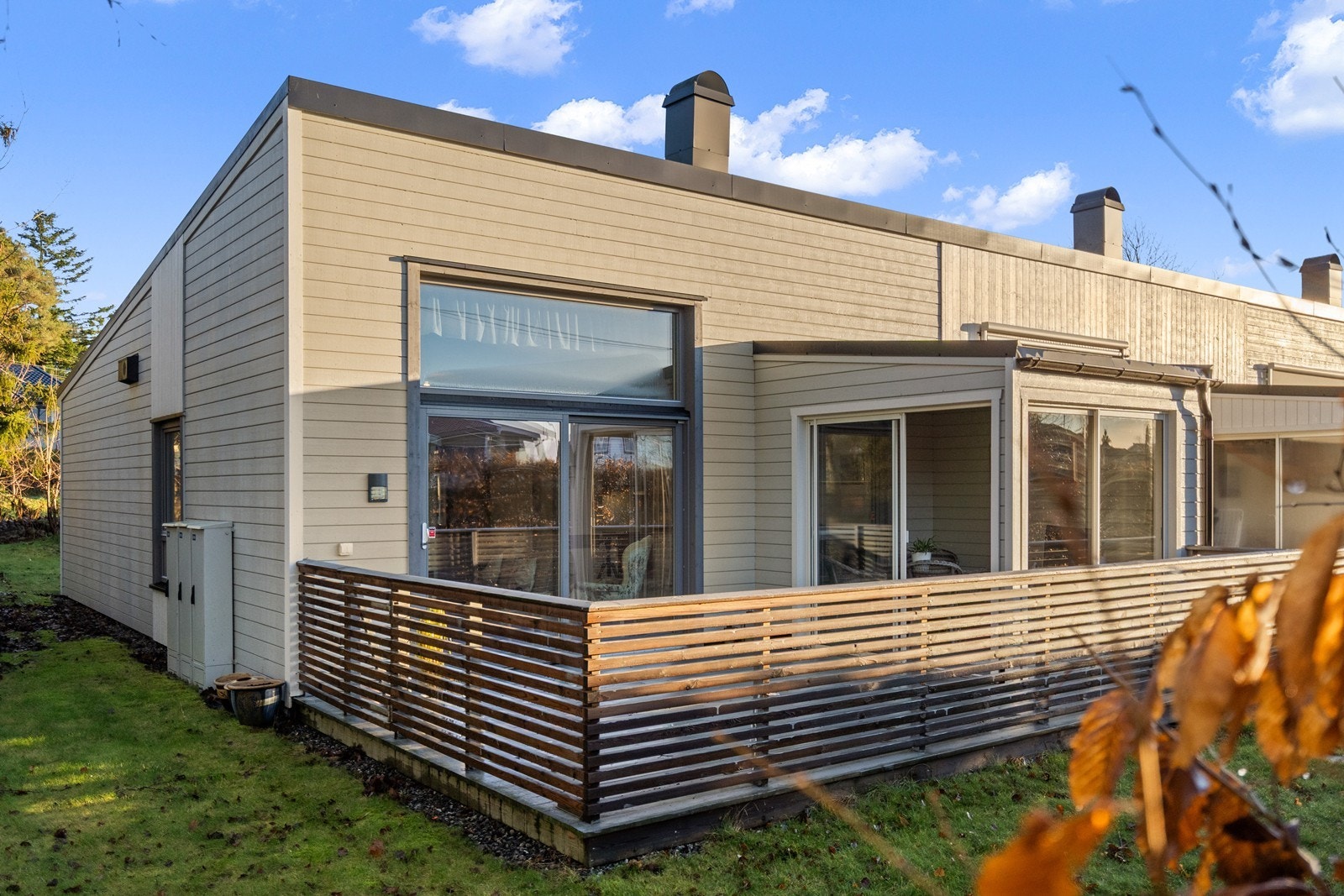 Stor terrasse med hagestue mot vest. Galleribilde