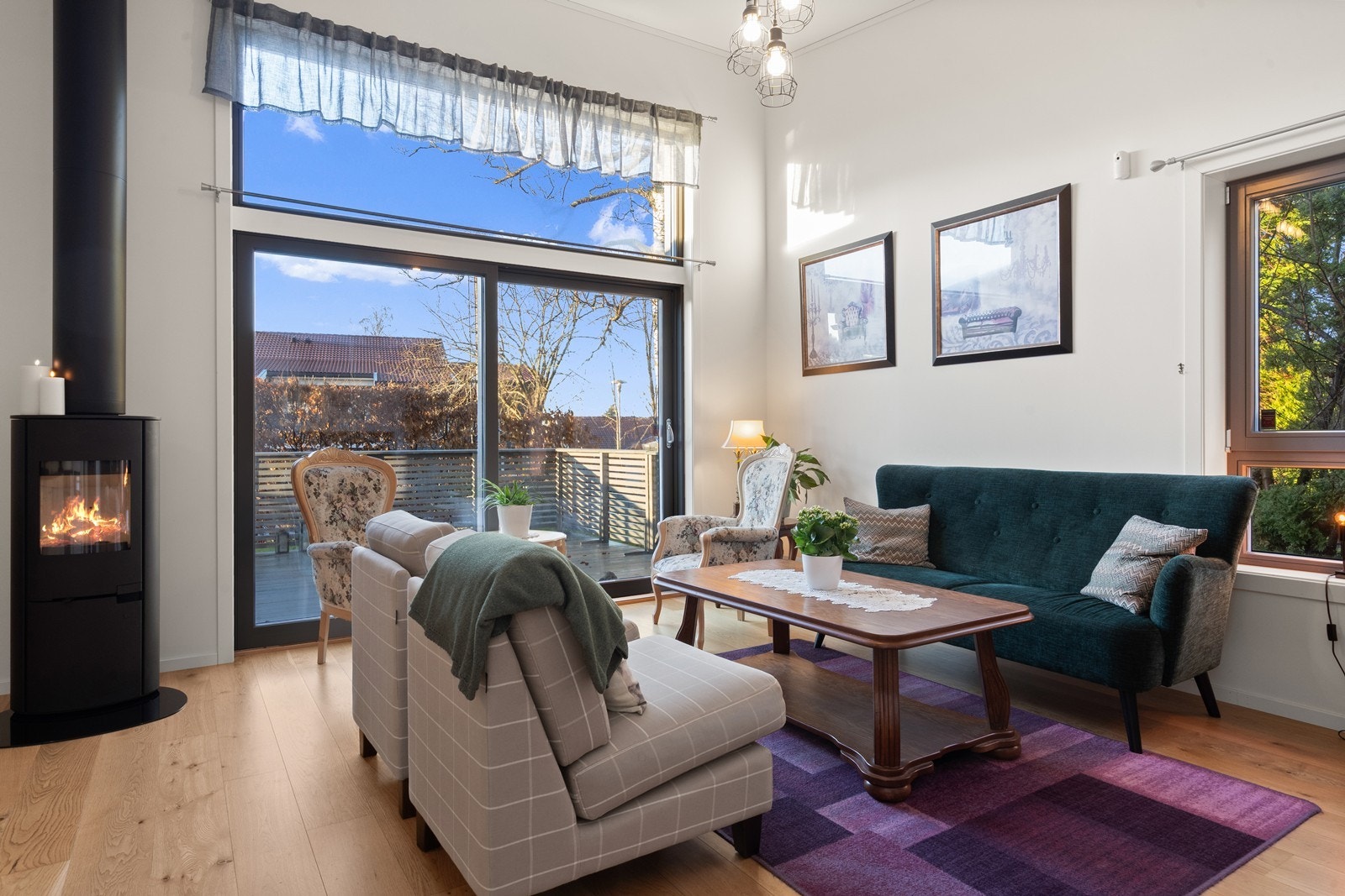 Stue og kjøkken i en åpen løsning skaper en sosial og luftig atmosfære. Galleribilde