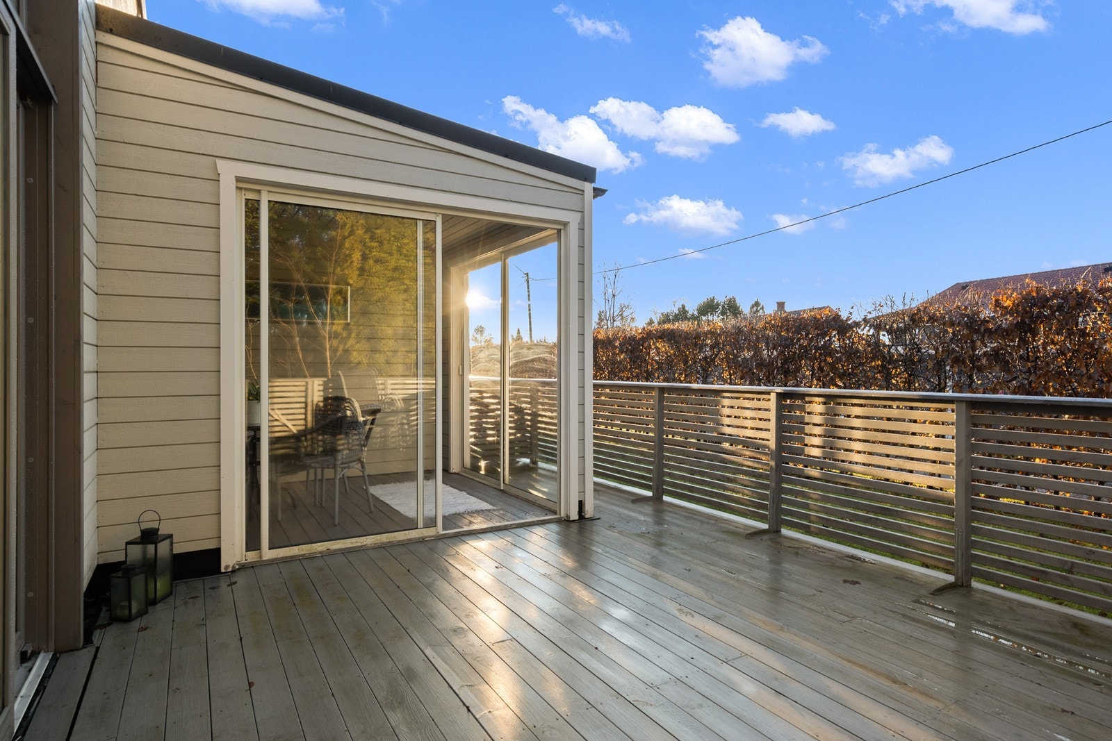 Den romslige terrassen på 19 m² er en naturlig forlengelse av stuen. Galleribilde