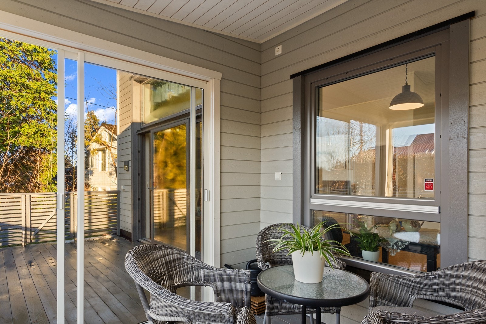 Den innglassede delen forlenger utesesongen og gir en lun uteplass. Galleribilde