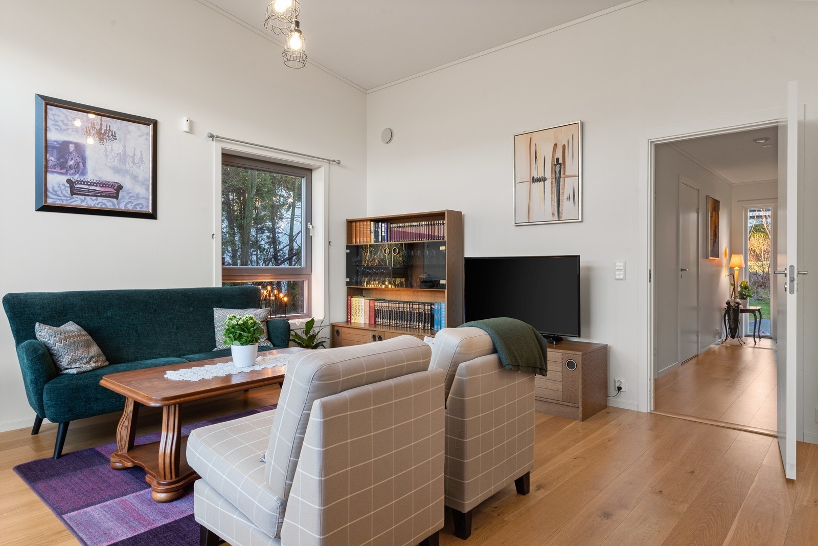 Gjennomgående parkett på gulv og slettmalte vegger gir et helhetlig og tidsriktig uttrykk. Galleribilde