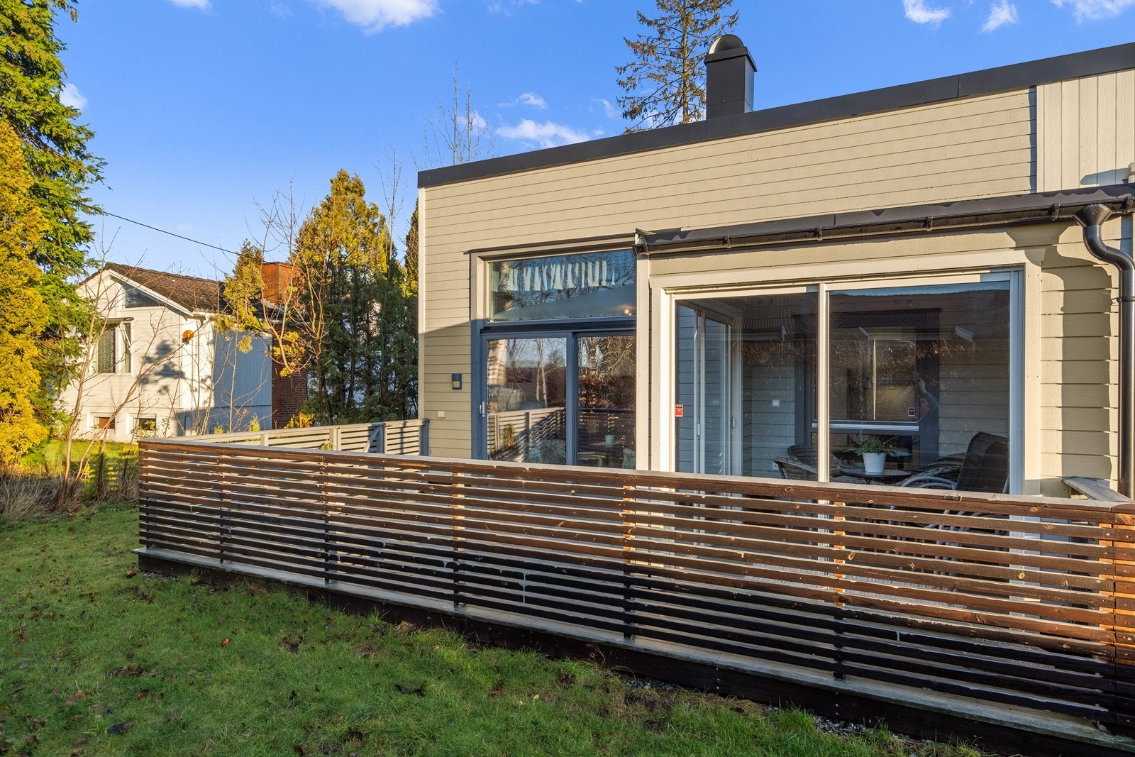 Yttervegger er oppført i bindingsverk med stående og liggende kledning. Galleribilde