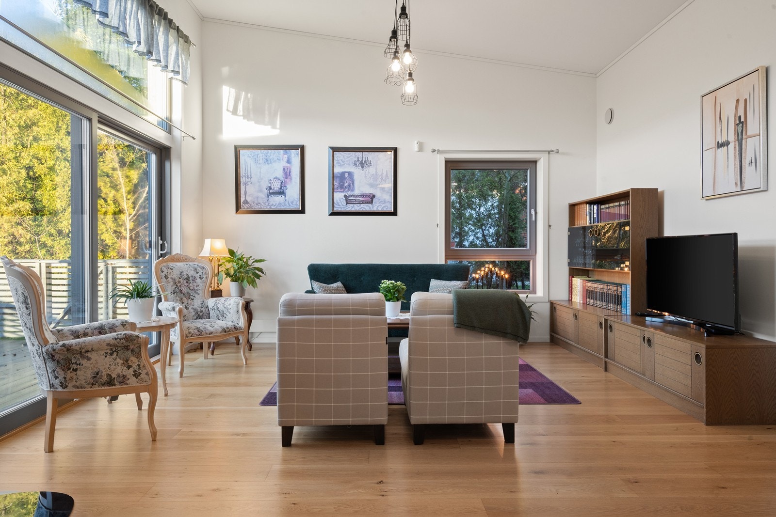 Store vindusflater og balansert ventilasjon sørger for et lyst og sunt inneklima. Takhøyden opptil 4 m sørger for en god romfølelse. Galleribilde