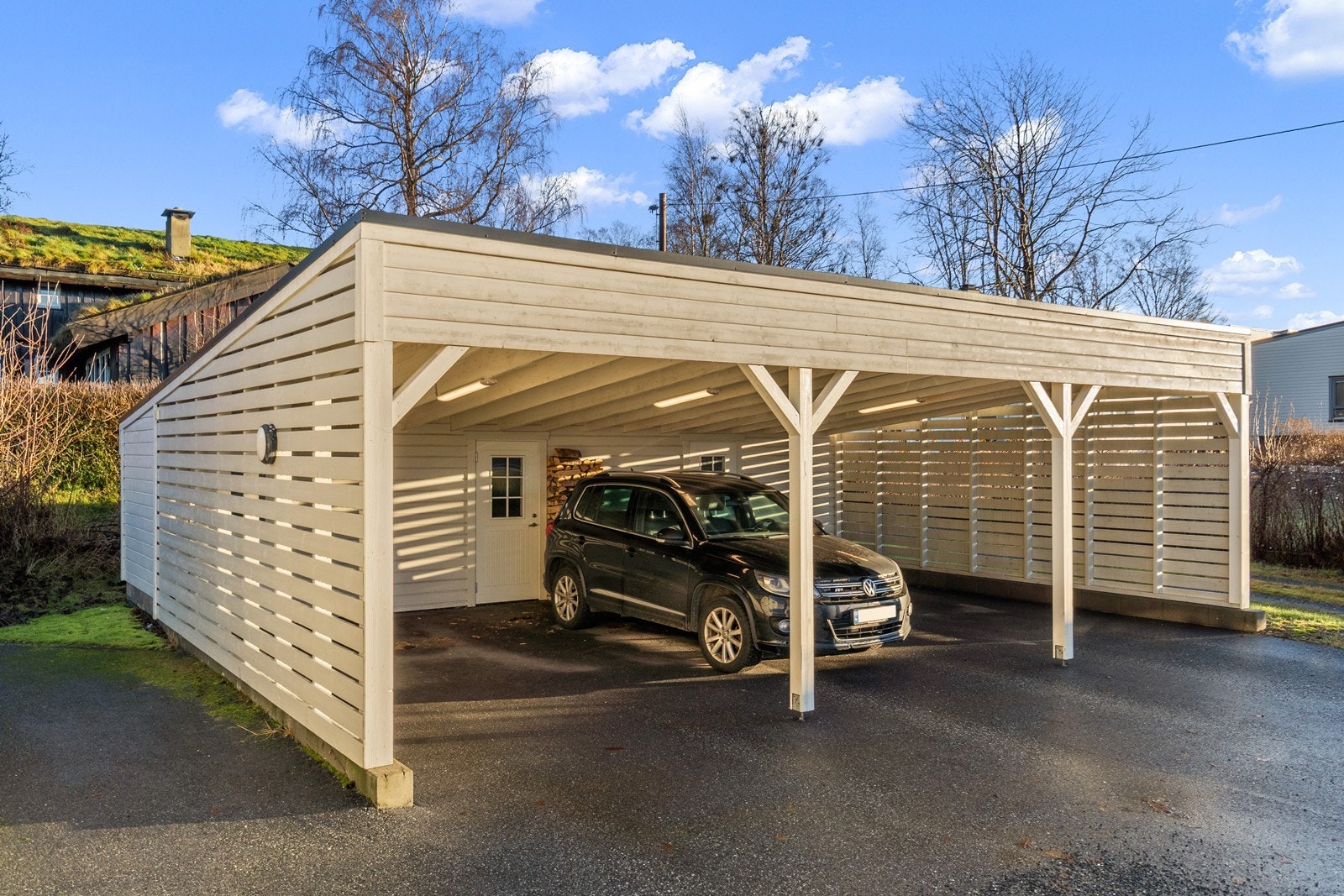 Parkering i felles carportanlegg med en tilhørende utvendig bod på 6 m². Galleribilde