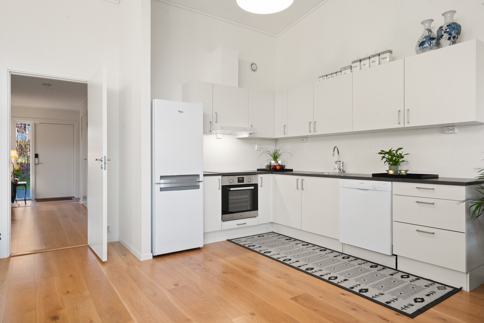 Kjøkkeninnredningen fra byggeåret har slette fronter og en benkeplate i laminat. Galleribilde