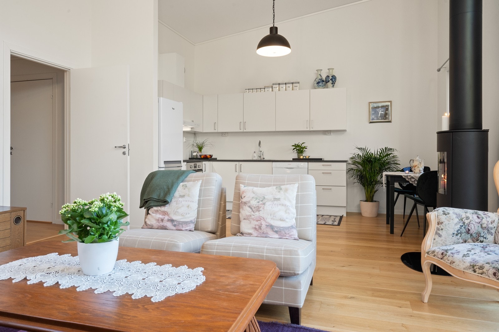 Peisovnen med glassfelt er et naturlig samlingspunkt og gir en behagelig varme. Galleribilde