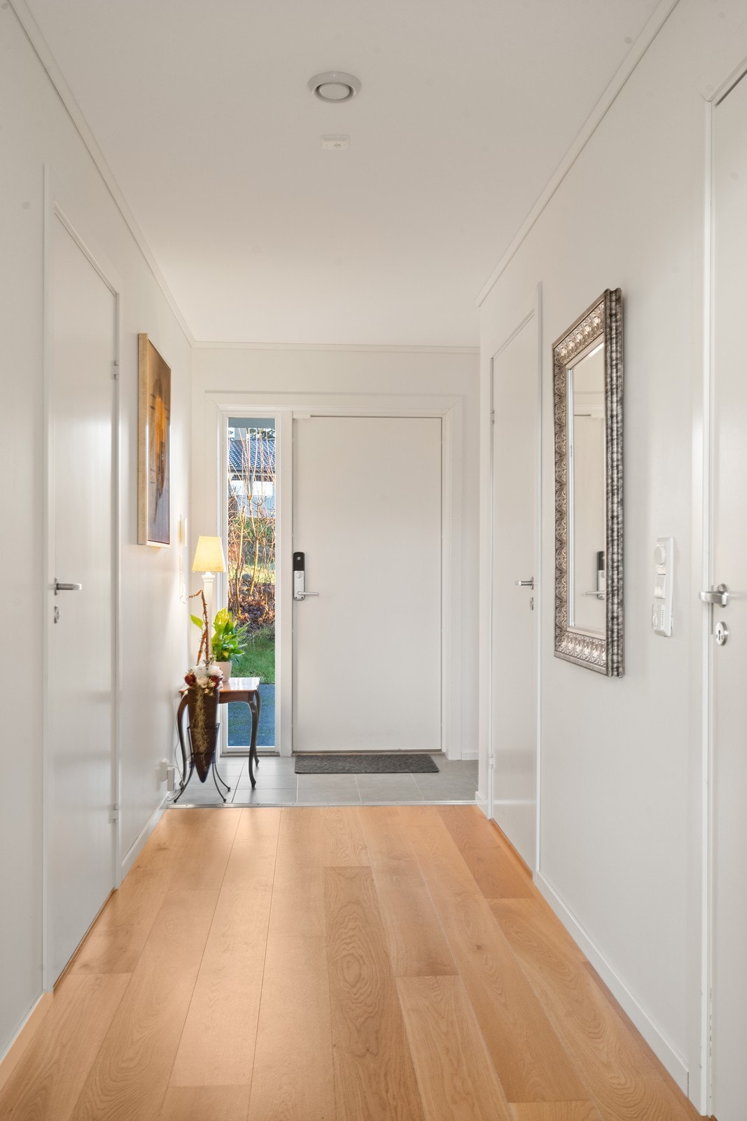 Entréen har flislagt gulv med elektriske varmekabler i den ytterste delen. Galleribilde