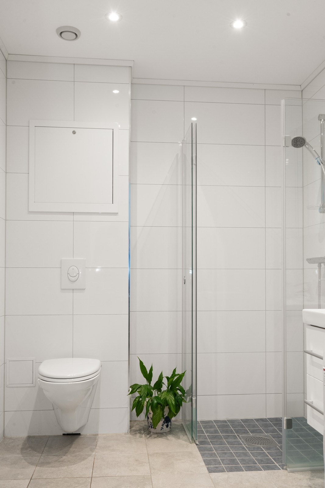 Rommet er innredet med veggfestet toalett, dusjhjørne og har opplegg for vaskemaskin. Galleribilde