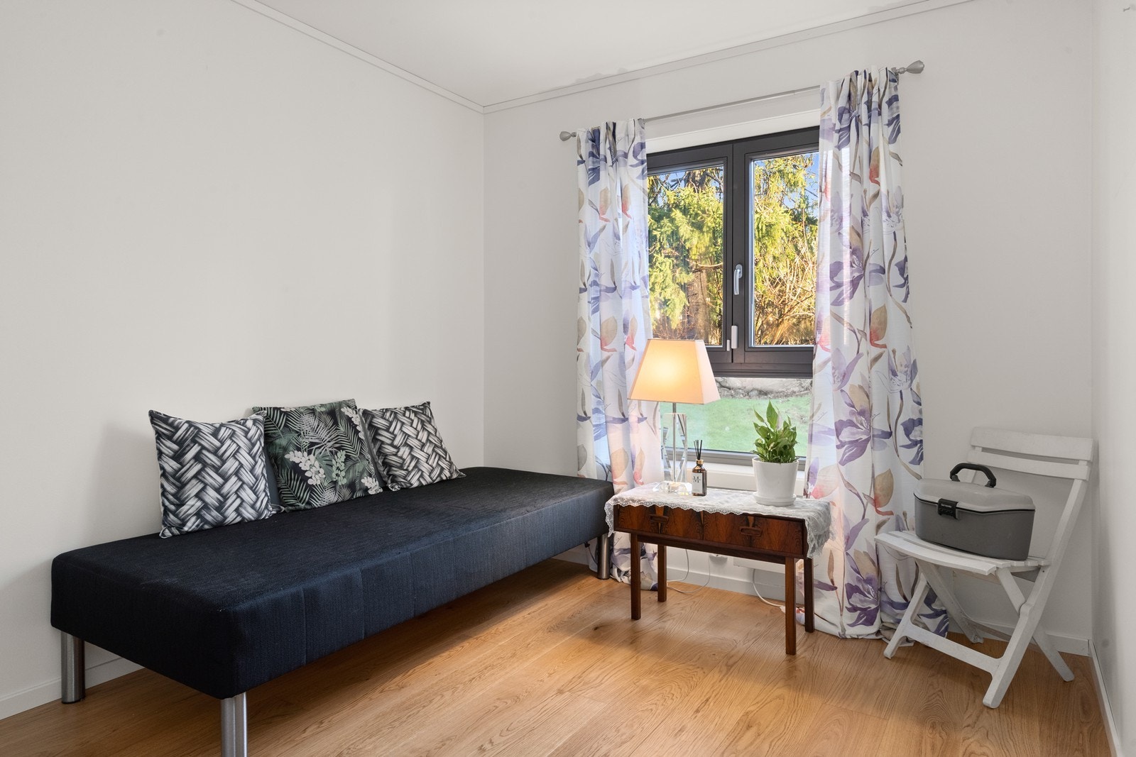 Boligen har to soverom med parkett på gulv og slettmalte flater. Galleribilde