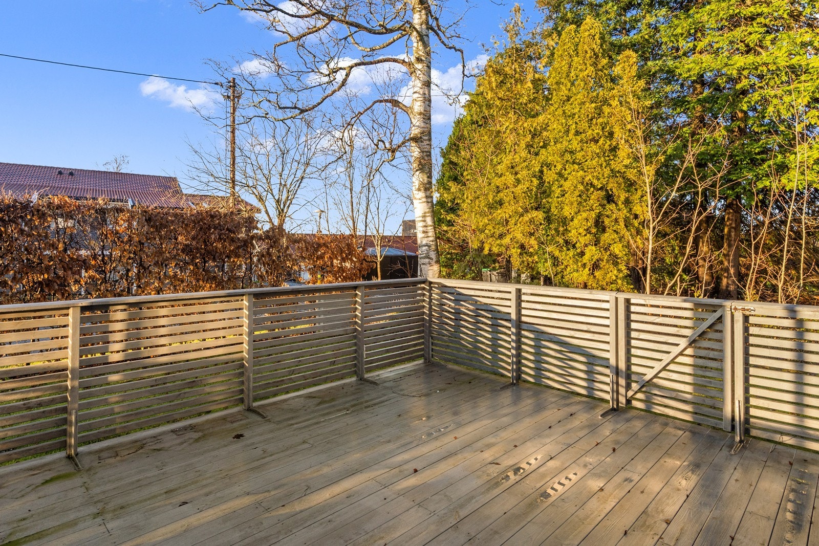 Her er det god plass for utemøbler og sosiale sammenkomster. Galleribilde