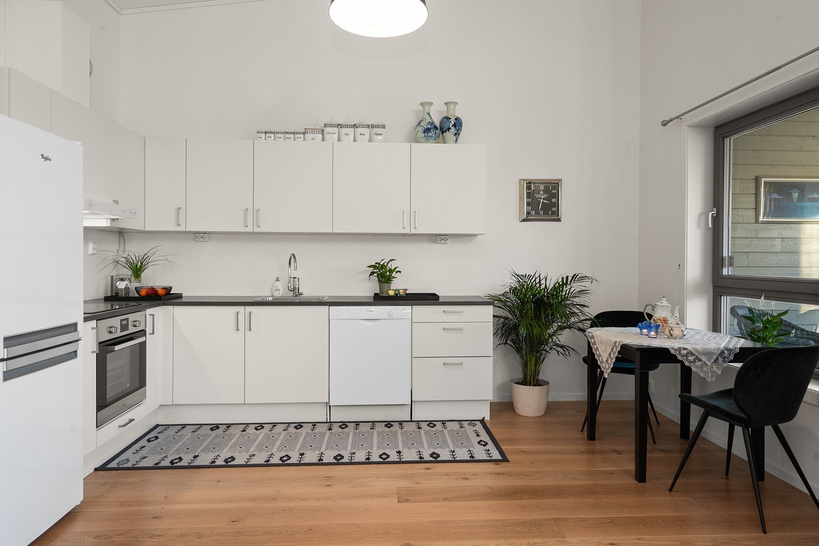 Kjøkkenet er utstyrt med integrert komfyr med platetopp og underbygget oppvaskmaskin. Galleribilde