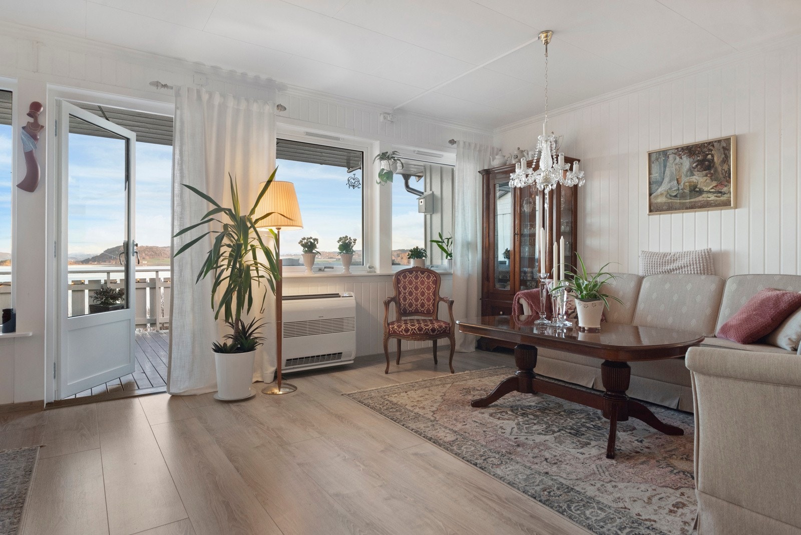 Store vindusflater som slipper inn masse lys. Galleribilde