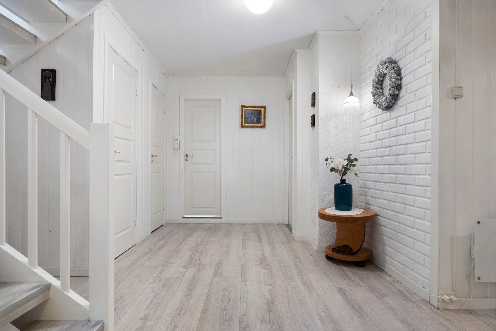 Entrè med god plass for garderobe mm. Galleribilde