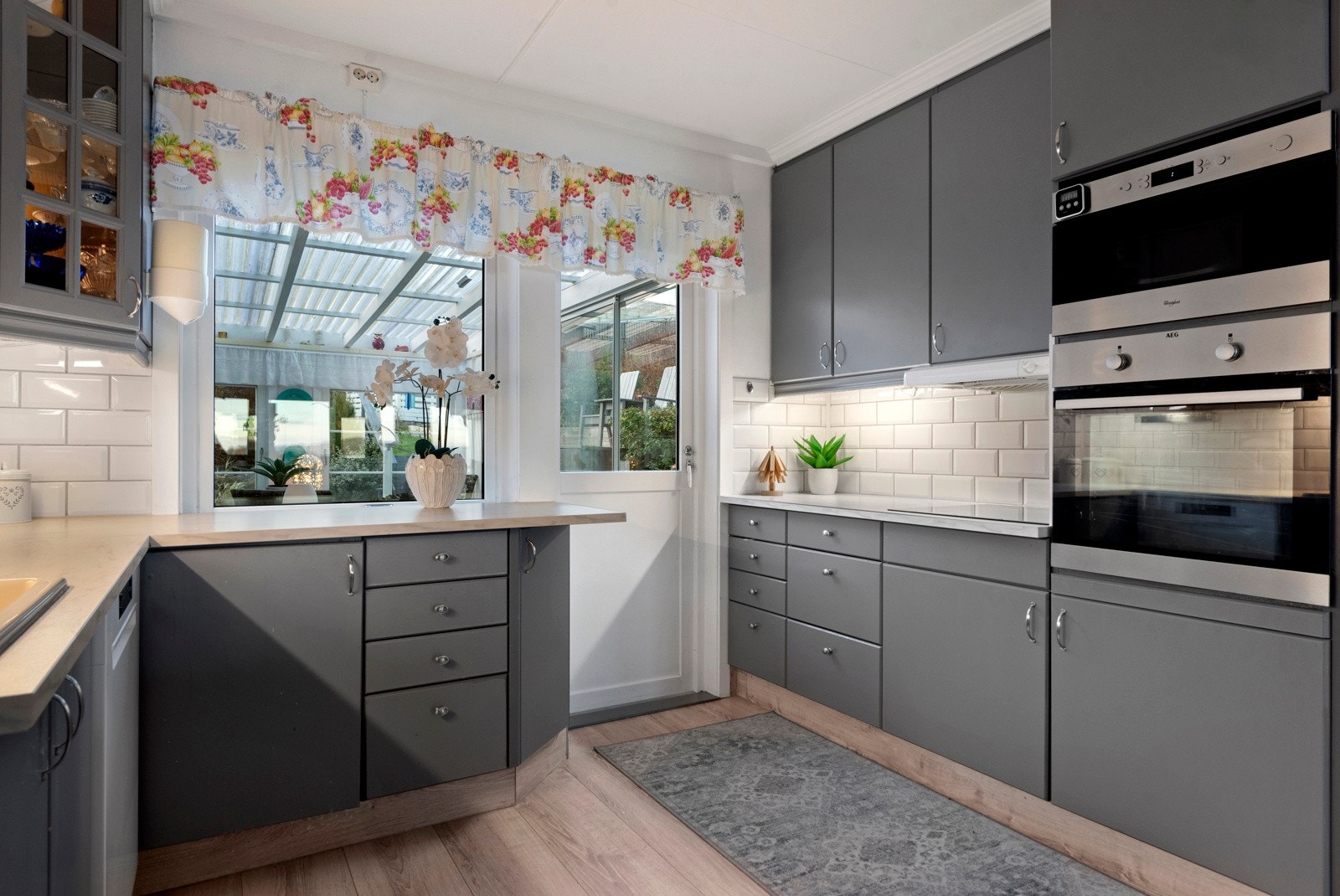 Fra kjøkken har man utgang til vinterhage og solrik terrasse. Galleribilde