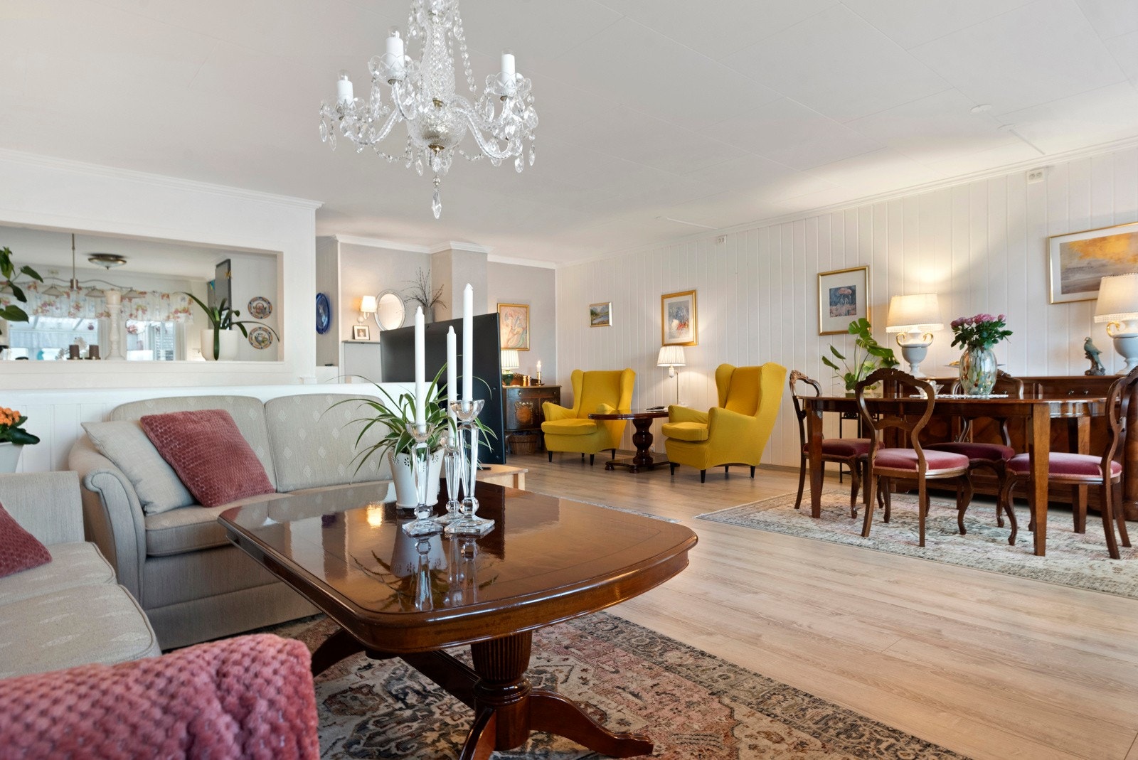 Boligen har både varmepumpe og vedyfring i tillegg til elektrisk oppvarming. Varmepumpen er ny fra 2024 og er gulvstående. Galleribilde