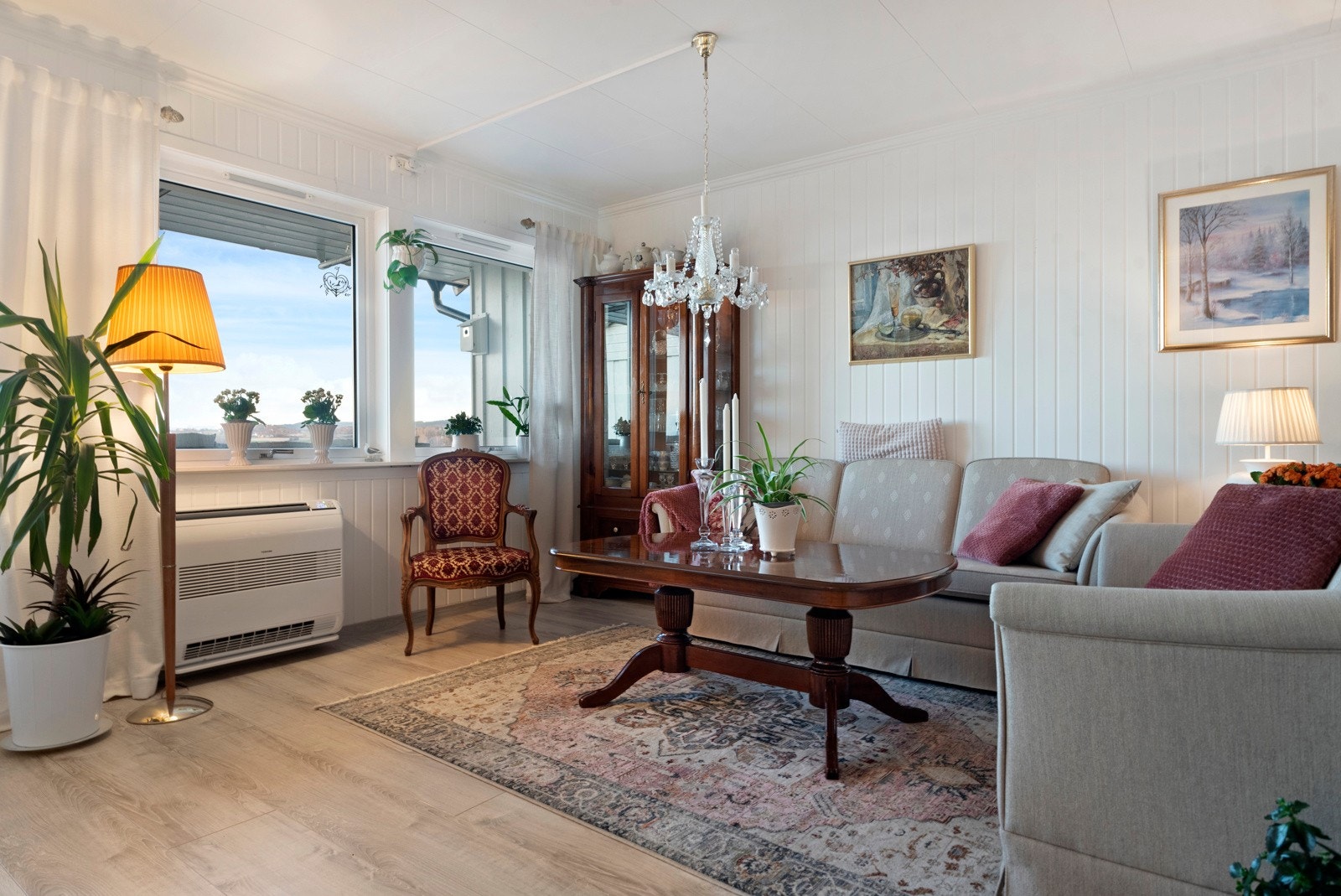 Romslig stue på 43,5m² med god plass for flere sittegrupper. Galleribilde