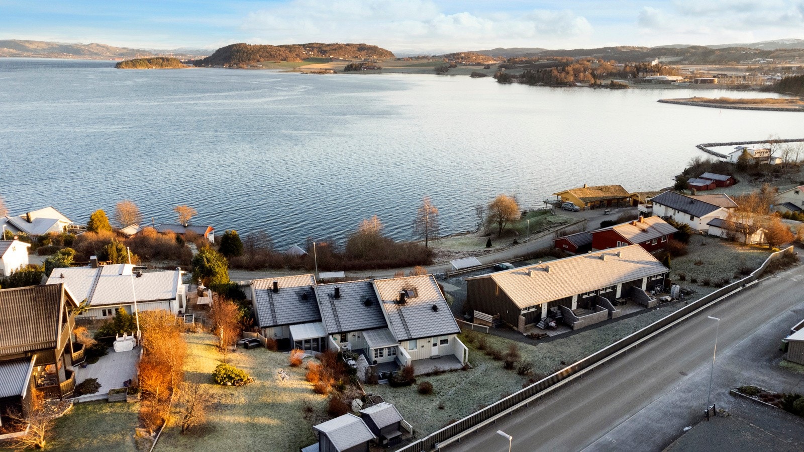 Fra boligen er det kort vei ned til sjø og strand. Galleribilde