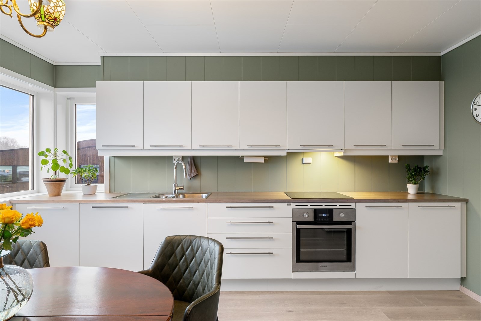 Lyst kjøkken med god benk- og skapplass Galleribilde