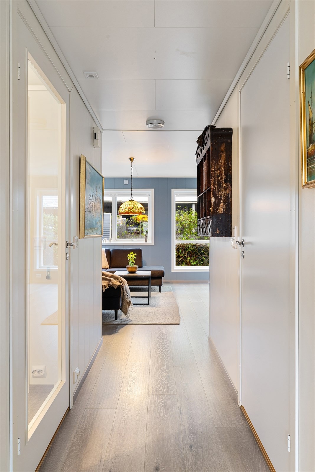 Gang mellom stue og kjøkken. Det er bad i midten Galleribilde