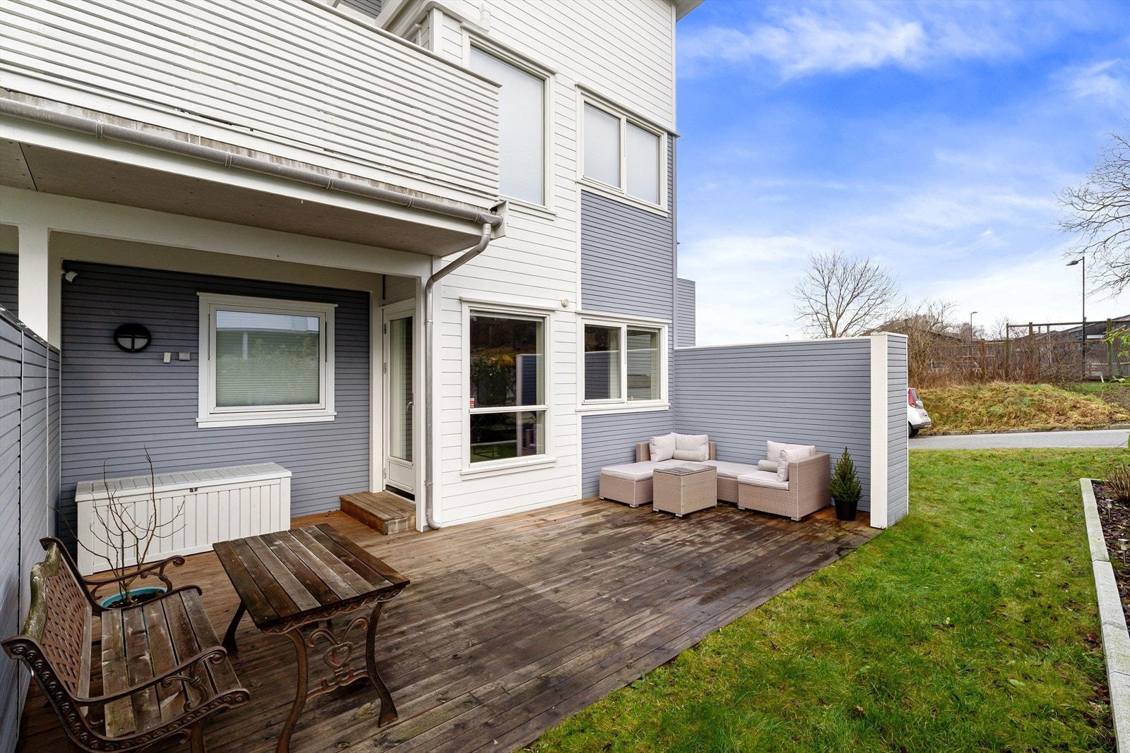 Det er direkte tilkomst til leiligheten fra bakkeplan Galleribilde