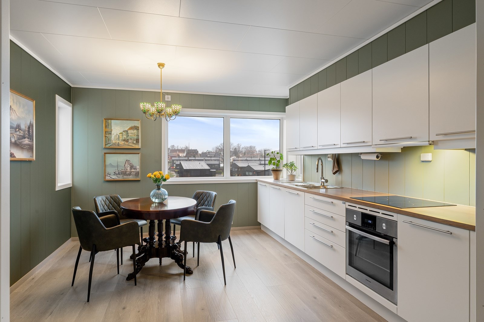 Det er plass til stor spisebord på kjøkkenet Galleribilde