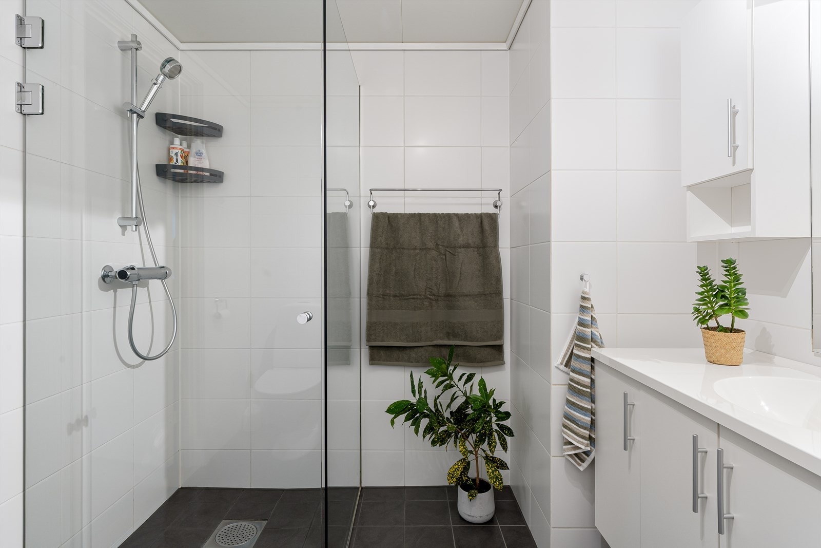 Stor dusj og plass til vaskemaskin og tørketrommel Galleribilde