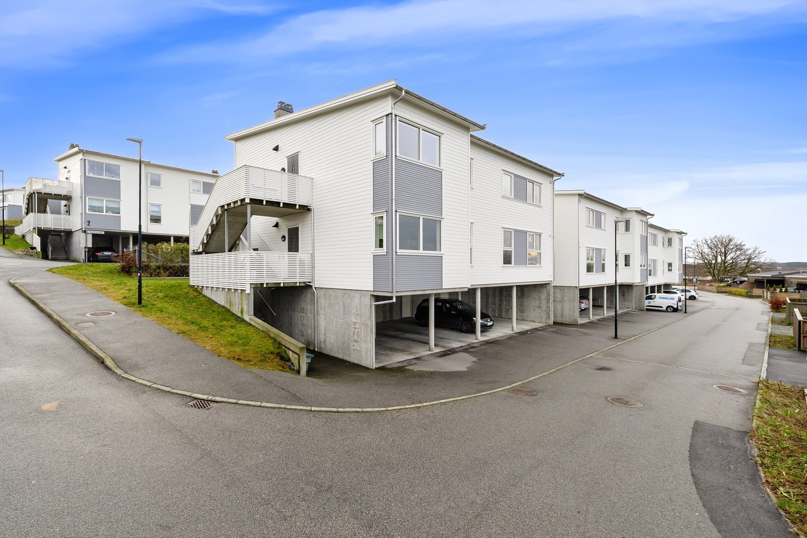 Parkering i carport under leiligheten Galleribilde