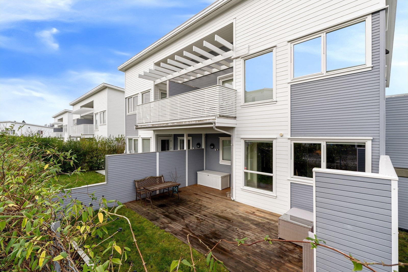 Leiligheten har et stort og skjermet uteområde Galleribilde