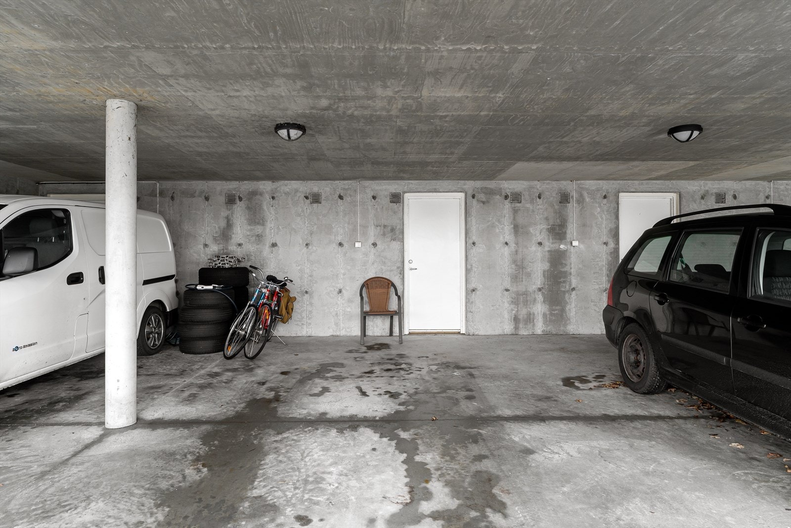 Parkering og tilhørende bod Galleribilde