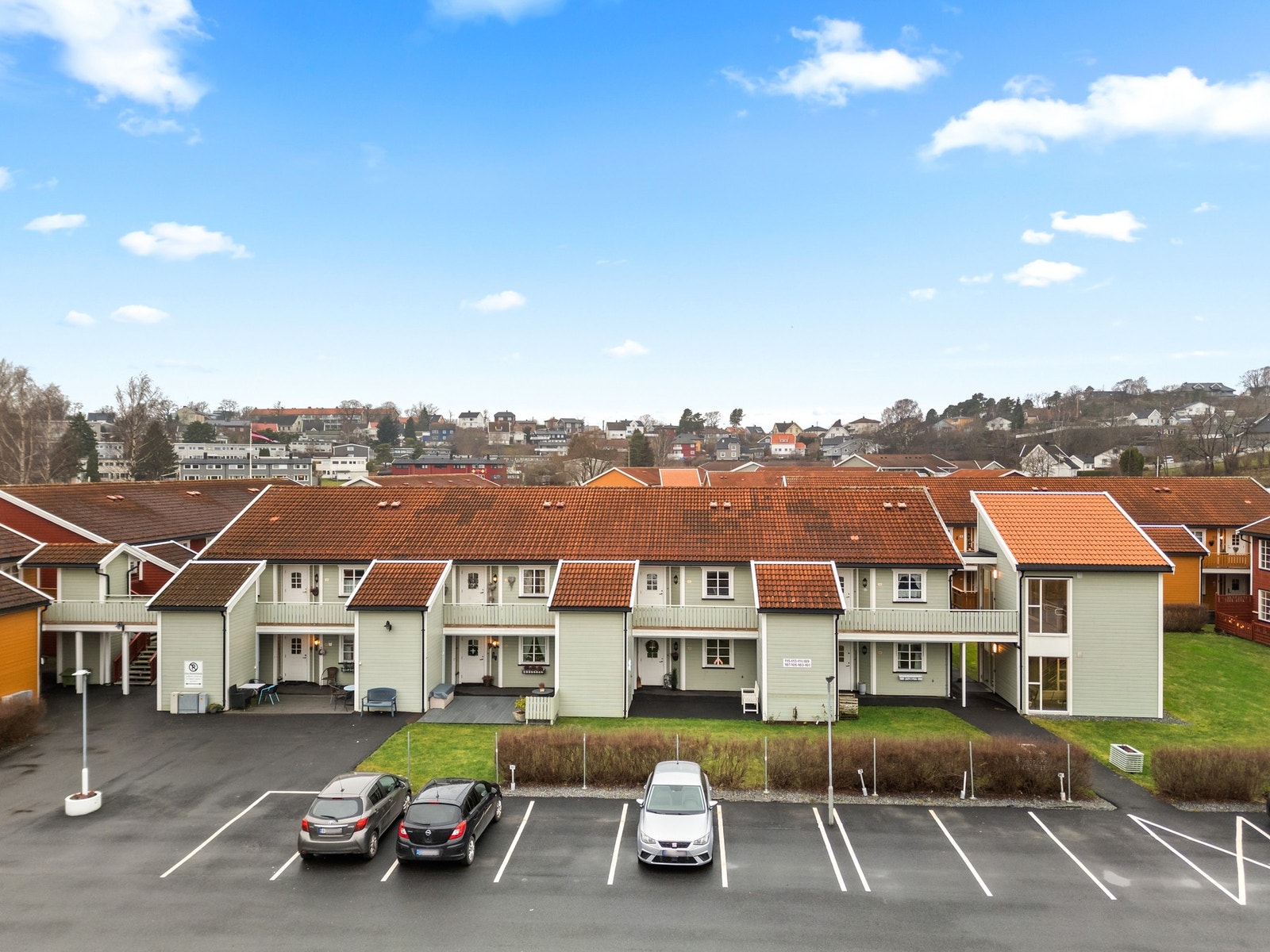 Parkeringsplass utenfor inngangen i tillegg til flere gjesteparkeringer i sameiet. Galleribilde