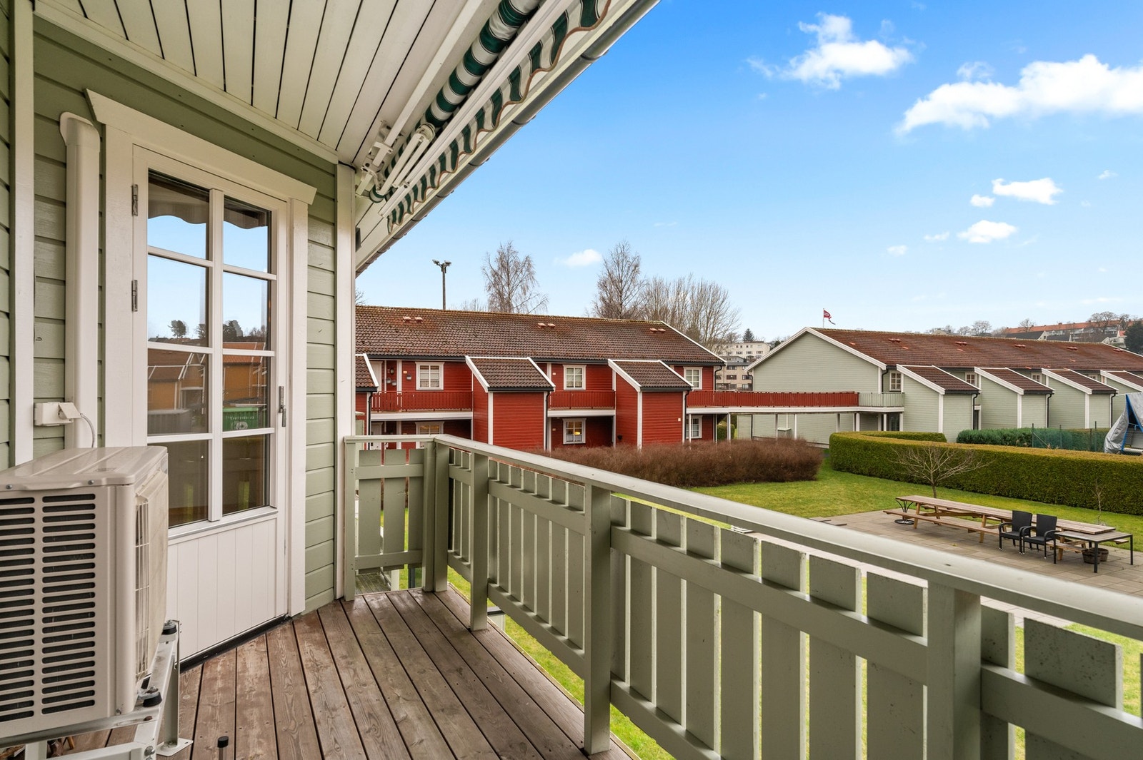 Fra stuen er det utgang til solrik balkong på 6 m² med hyggelig utsyn mot grøntarealer. Galleribilde