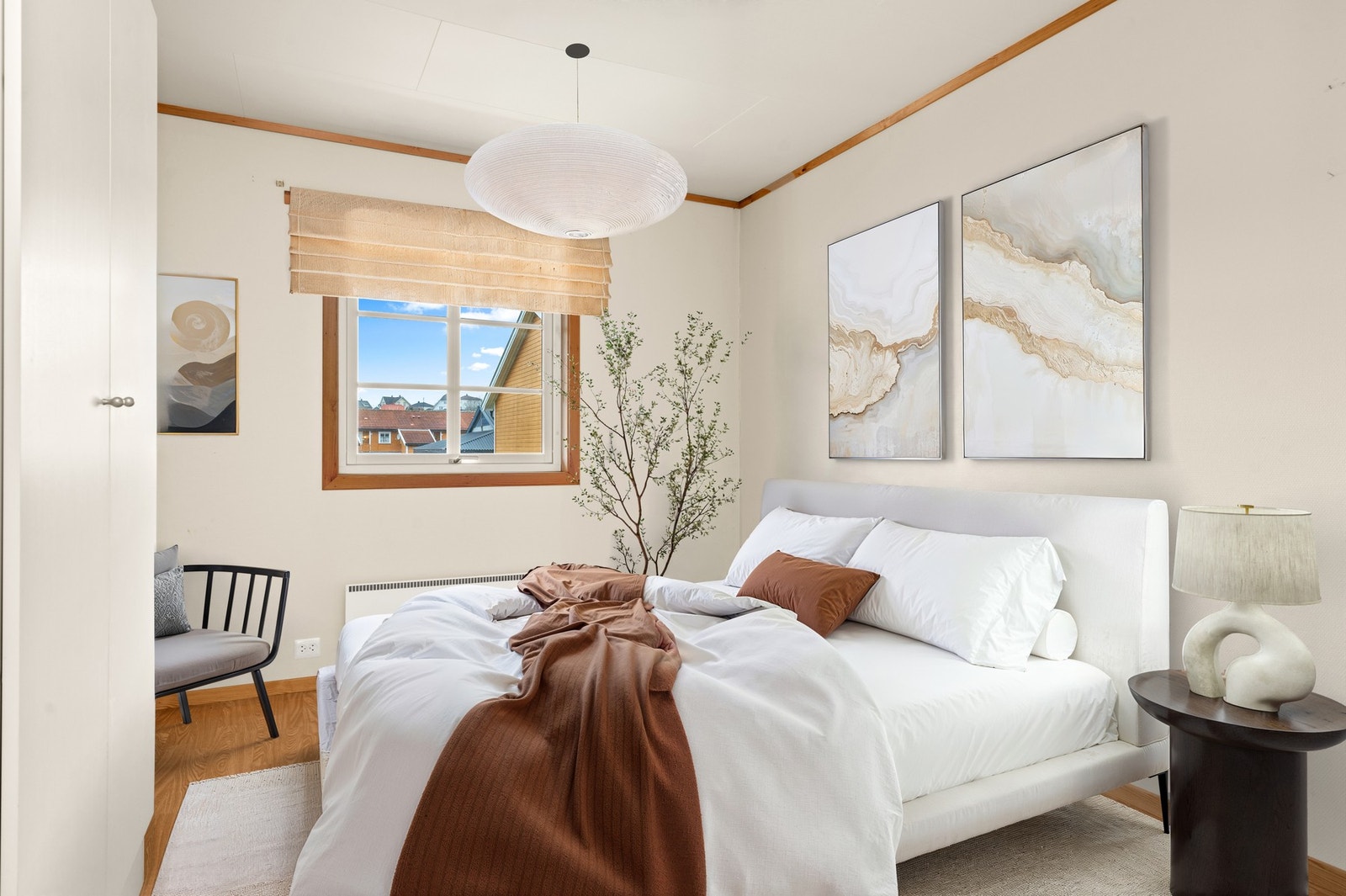 Romslig hovedsoverom med plass til dobbeltseng og garderobeløsning (digitalt stylet). Galleribilde