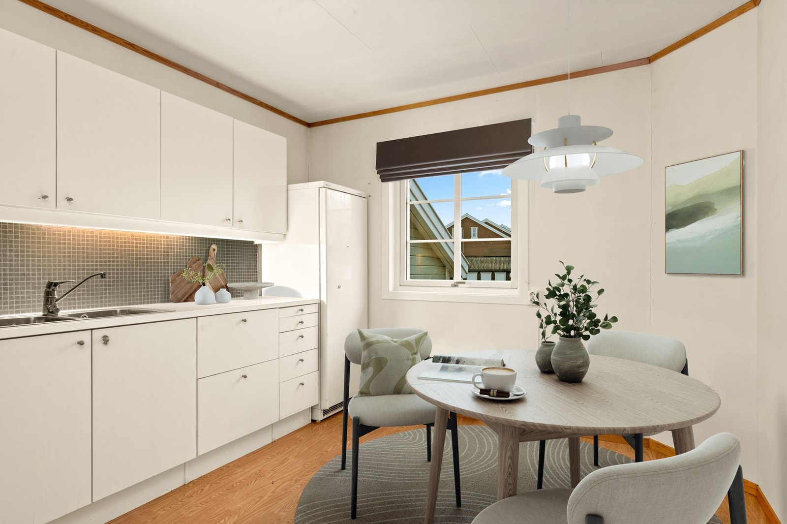 Kjøkken med funksjonell planløsning og gode arbeidsflater. Bildet er digitalt stylet hvor kjøkkenet gir et godt utgangspunkt for modernisering. Galleribilde