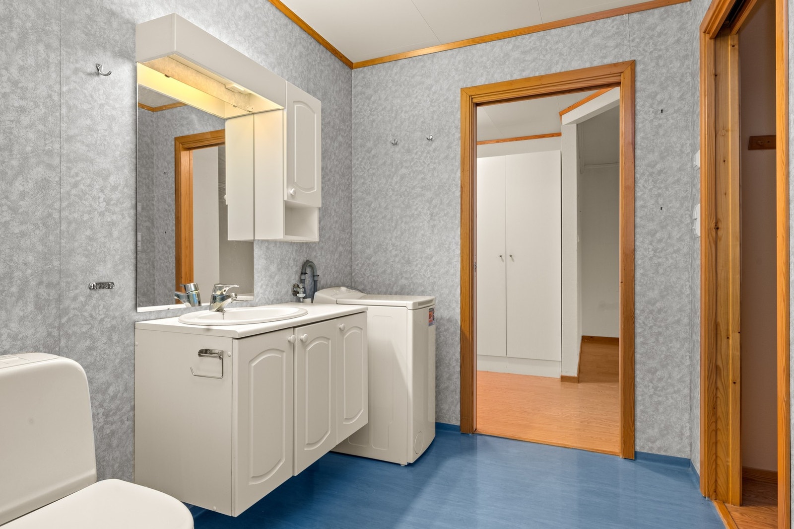 Badet er fra byggeår med varmekabler i gulv. Rommet har behov for oppgradering og gir gode muligheter for modernisering. Galleribilde