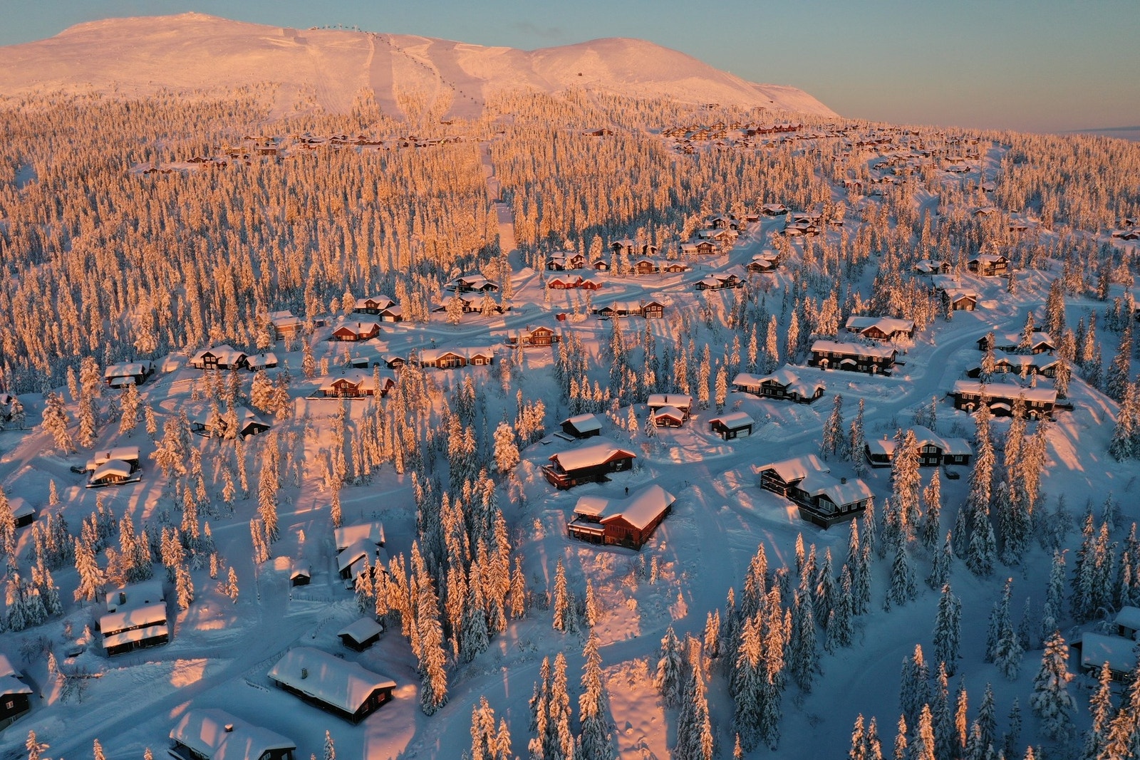 Hytta har en meget attraktiv beliggenhet på feltet, med ski inn og ski ut. Galleribilde