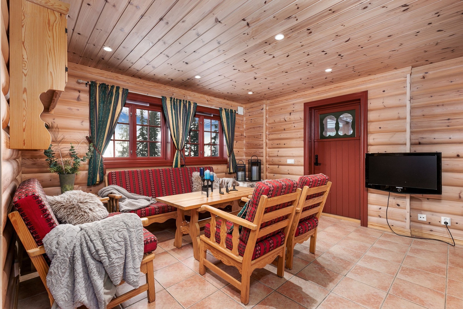 Trivelig stue i U. etasjen, som sørger for fin soneinndeling av hytta. Galleribilde