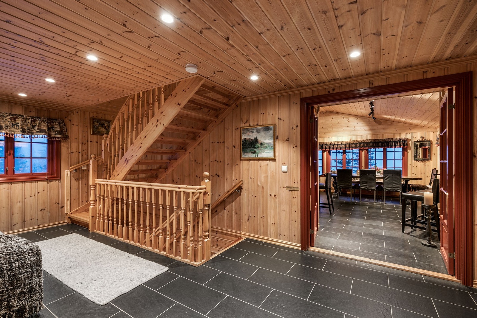 Utgang til gang fra stuen, med trapp som tar deg raskt mellom etasjene Galleribilde