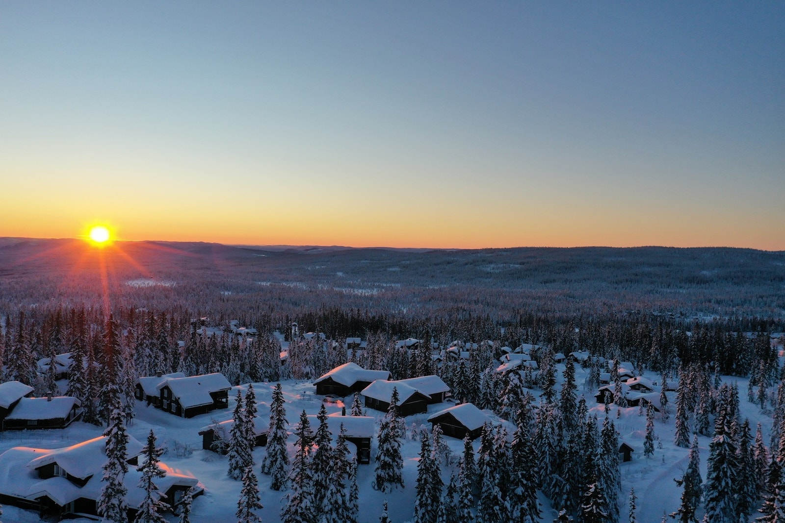 Gode tur og friluftsmuligheter i nærområdet med kort vei til turstier, ski in/ski out, skiløyper, Høyt & Lavt Klatrepark, stisykling, golf, frisbegolf, badevann, div. toppturer, samt nærhet til Trysilelva med både fiskemuligheter og bademuligheter på somm Galleribilde