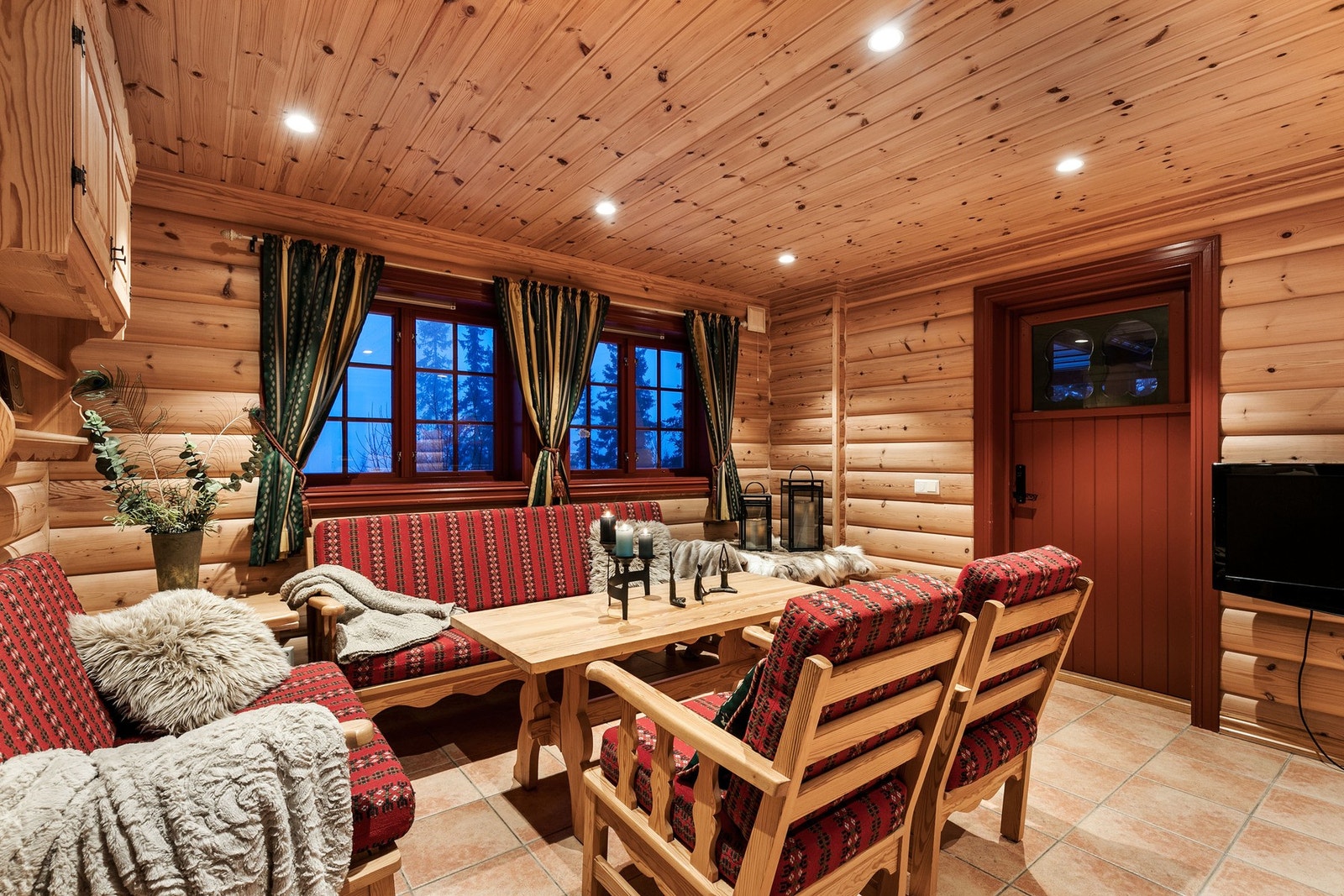 Trivelig stue i U. etasjen, som sørger for fin soneinndeling av hytta. Galleribilde