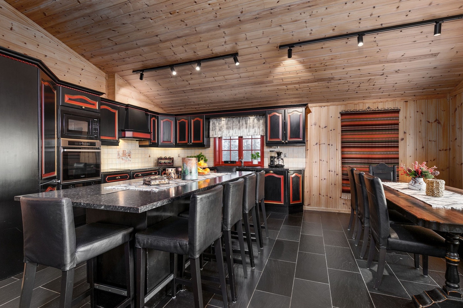 Flott klassisk kjøkken fra Kvalsvik i åpen løsning mot spisestuen Galleribilde