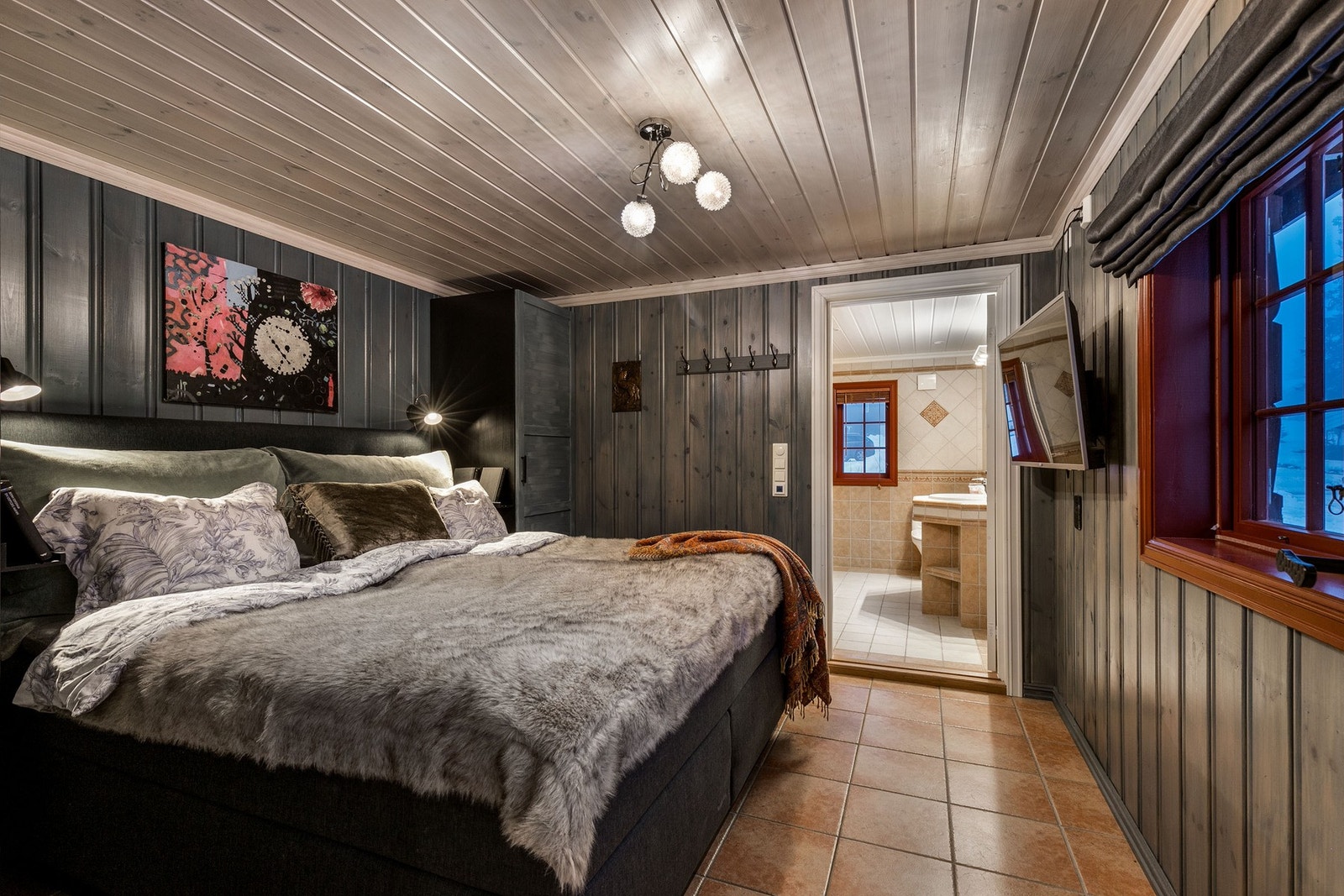 Stort hovedsoverom med eget bad i tilknytning til rommet Galleribilde