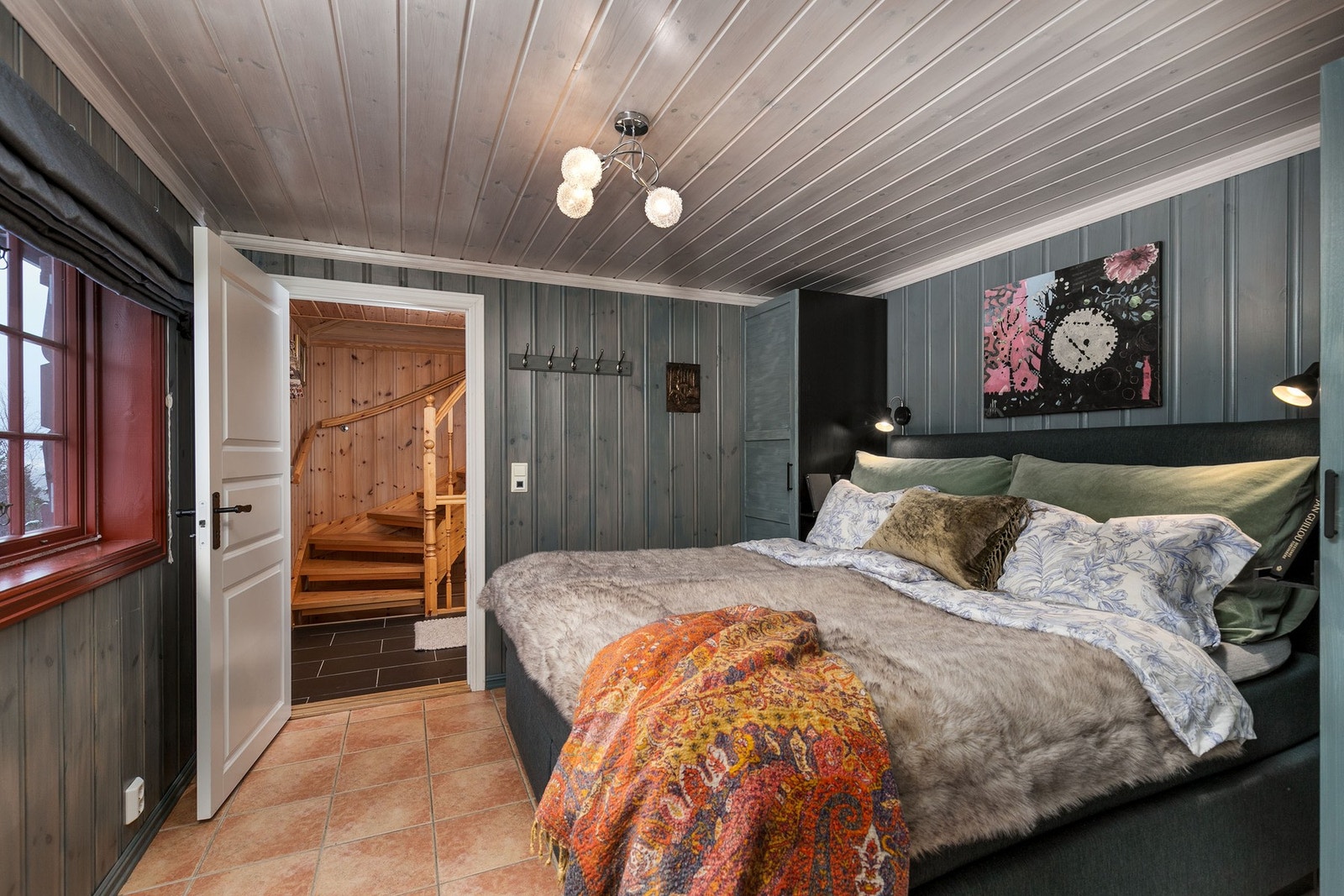 Stort hovedsoverom med eget bad i tilknytning til rommet Galleribilde