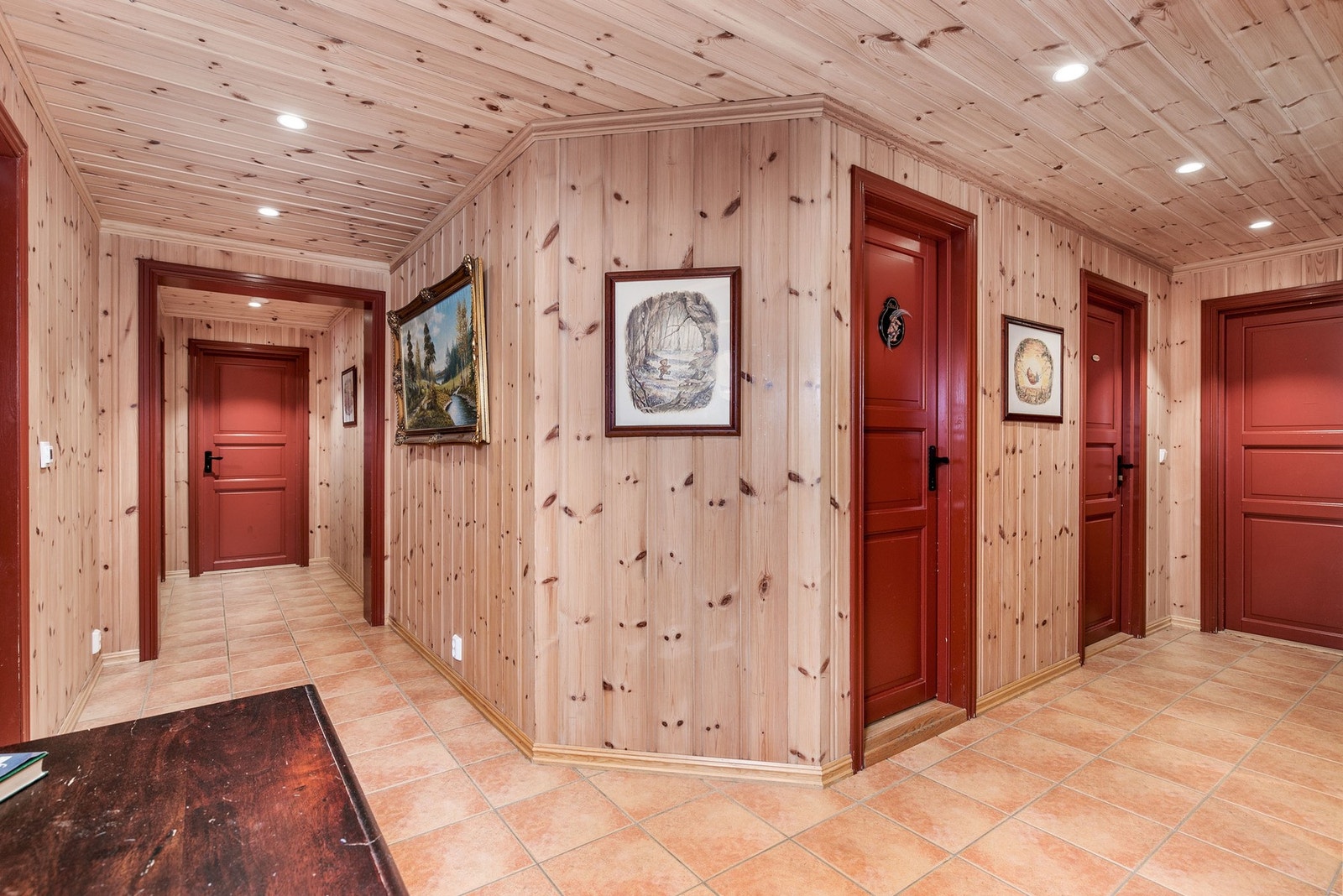 Gang i U. etasjen sørger for rask tilgang til alle rom. Varme i gulv sørger for en stabil temperatur. Galleribilde