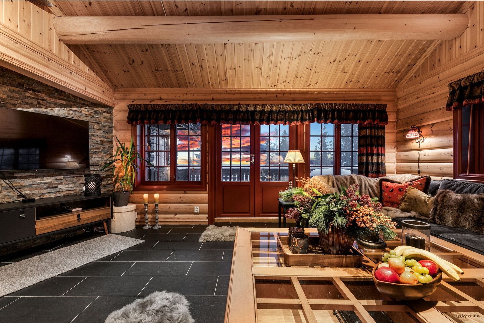 Fra hovedstuen og terrassen, har man en nydelig panoramautsikt over nærområdet Galleribilde