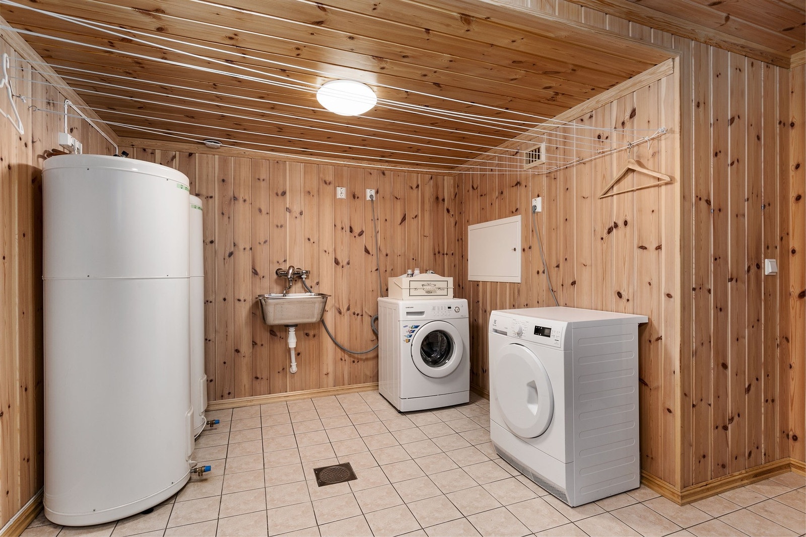 Praktisk vaskerom med opplegg for vaskemaskin og tørketrommel. Galleribilde