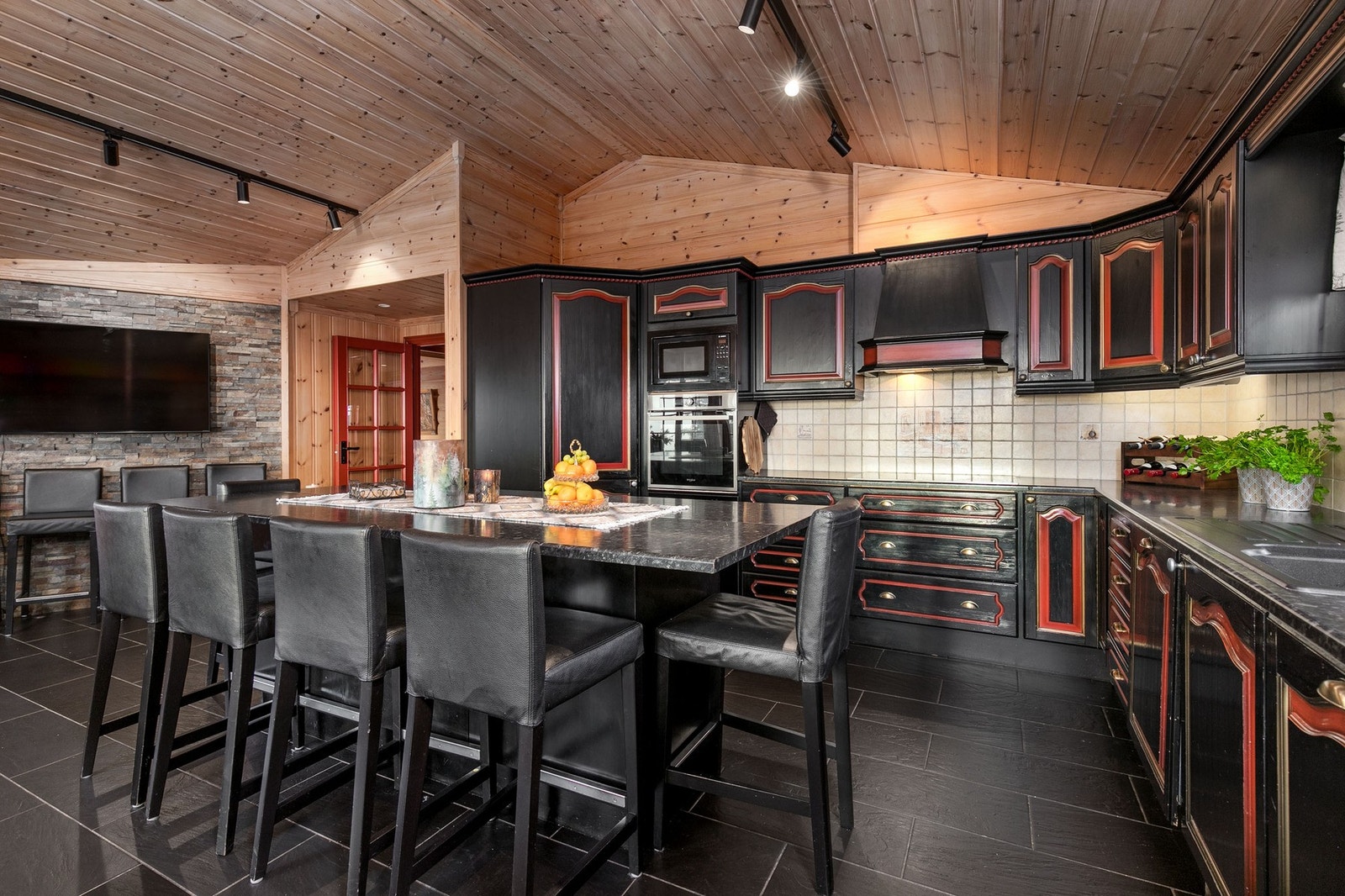 Flott klassisk kjøkken fra Kvalsvik i åpen løsning mot spisestuen Galleribilde