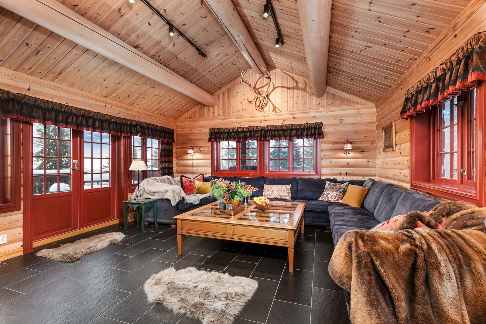 Hytta har påkostet standard med gode og praktiske løsninger. Galleribilde