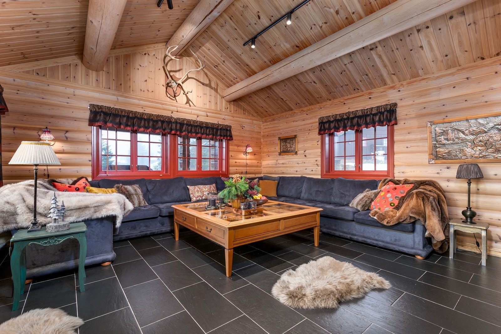 Lys og innbydende hovedstue med god takhøyde Galleribilde