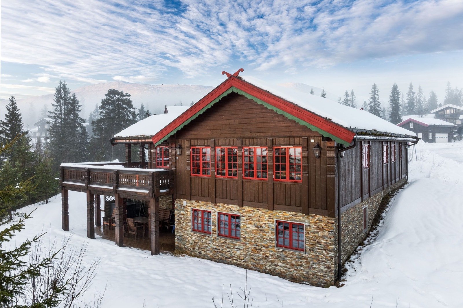 Hytta har en meget attraktiv beliggenhet på feltet, med ski inn og ski ut Galleribilde